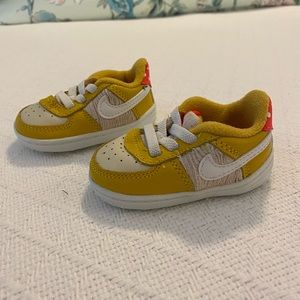 Nike Force 1 SE Yellow Crib Bootie Size 2C VGUC